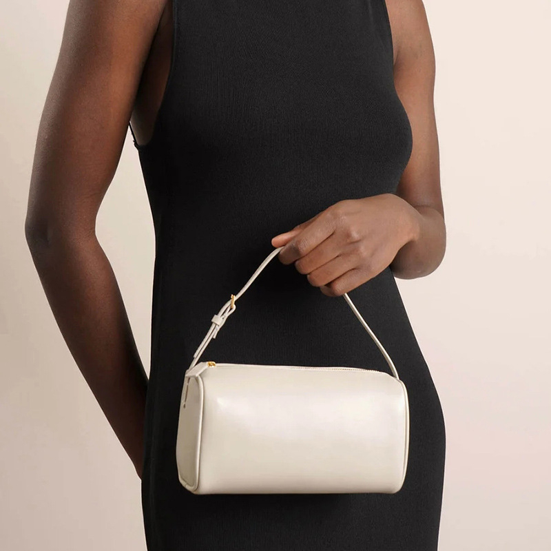 Cuckoo torbica od prave kože za podlakticu — kružni oblik, zatvarač, pretinac za ID karticu, proljeće 2025