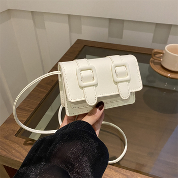 PU crossbody torbica — vodoravni kvadratni oblik, magnetsko zatvaranje, podstava od sintetičke kože, džep za telefon, jedna naramenica, gradski stil