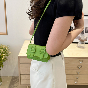 PU crossbody torbica — vodoravni kvadratni oblik, magnetsko zatvaranje, podstava od sintetičke kože, džep za telefon, jedna naramenica, gradski stil