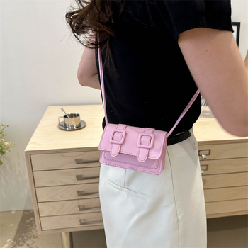 PU crossbody torbica — vodoravni kvadratni oblik, magnetsko zatvaranje, podstava od sintetičke kože, džep za telefon, jedna naramenica, gradski stil