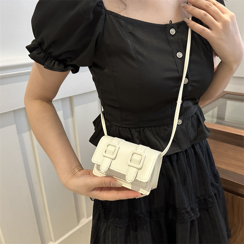 PU crossbody torbica — vodoravni kvadratni oblik, magnetsko zatvaranje, podstava od sintetičke kože, džep za telefon, jedna naramenica, gradski stil