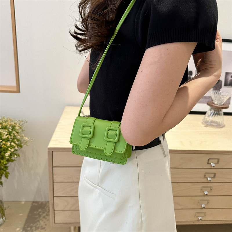 PU crossbody torbica — vodoravni kvadratni oblik, magnetsko zatvaranje, podstava od sintetičke kože, džep za telefon, jedna naramenica, gradski stil