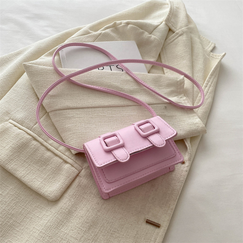 PU crossbody torbica — vodoravni kvadratni oblik, magnetsko zatvaranje, podstava od sintetičke kože, džep za telefon, jedna naramenica, gradski stil