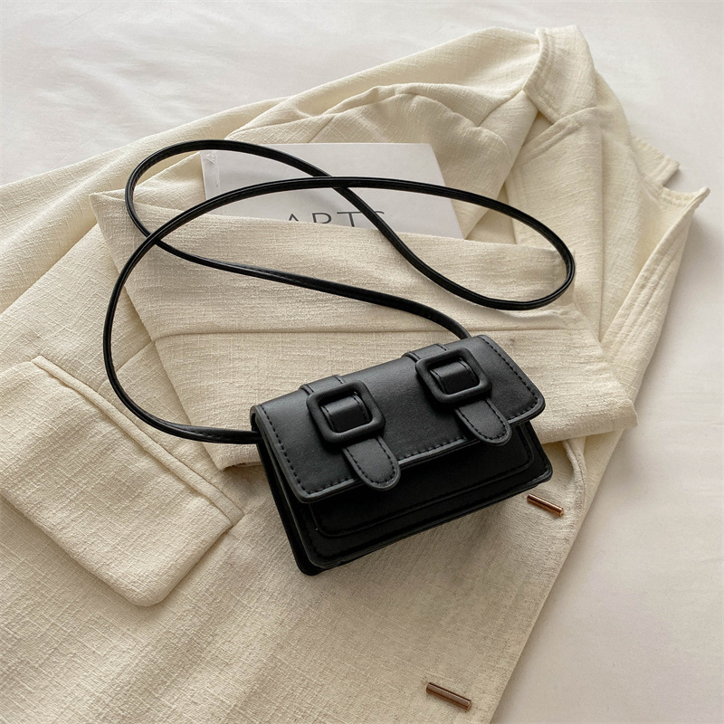 PU crossbody torbica — vodoravni kvadratni oblik, magnetsko zatvaranje, podstava od sintetičke kože, džep za telefon, jedna naramenica, gradski stil