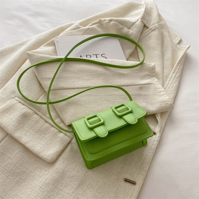 PU crossbody torbica — vodoravni kvadratni oblik, magnetsko zatvaranje, podstava od sintetičke kože, džep za telefon, jedna naramenica, gradski stil