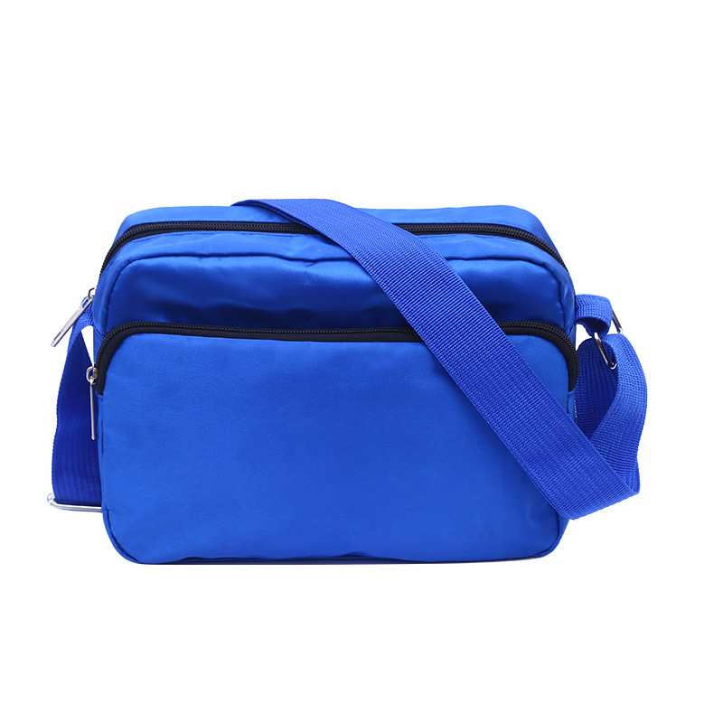 Crossbody torbica od Oxford platna, horizontalni kvadratni oblik, zatvaranje zatvaračem, trodimenzionalni vanjski dio