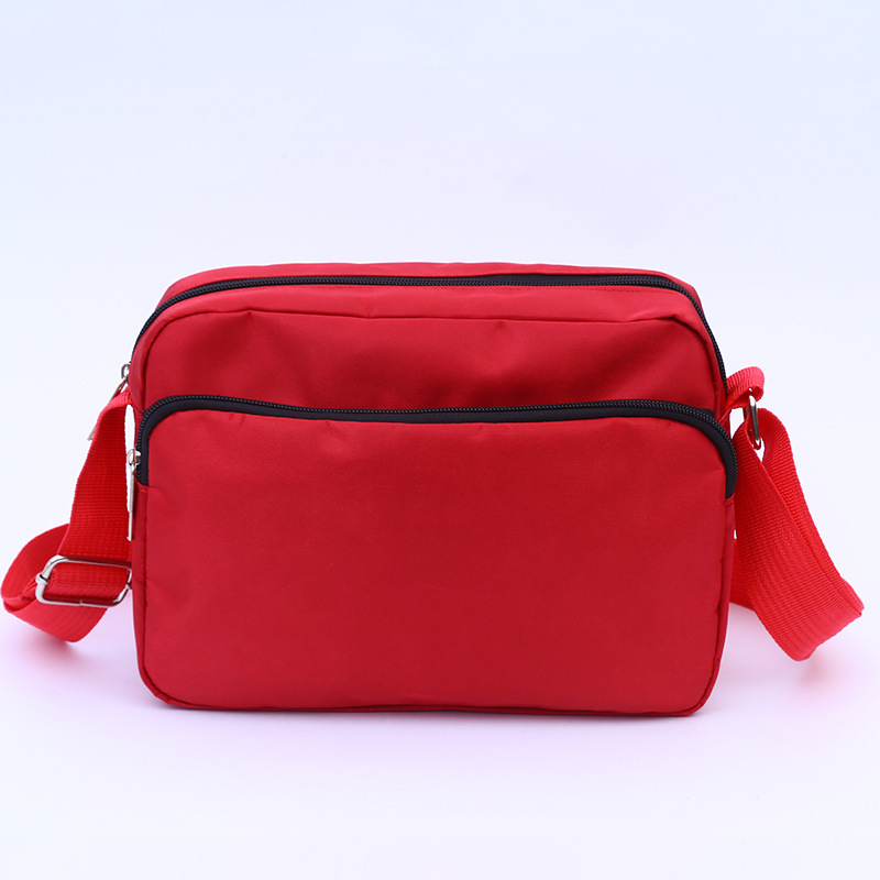 Crossbody torbica od Oxford platna, horizontalni kvadratni oblik, zatvaranje zatvaračem, trodimenzionalni vanjski dio