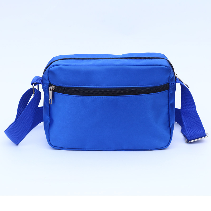 Crossbody torbica od Oxford platna, horizontalni kvadratni oblik, zatvaranje zatvaračem, trodimenzionalni vanjski dio
