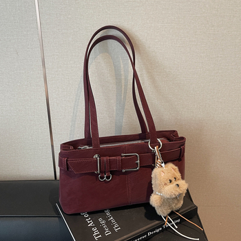 PU tote torba, horizontalni kvadratni oblik, poliester podstava, zaključavanje, unutarnji džepovi za telefon, identifikacijsku karticu i kameru