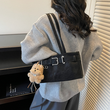 PU tote torba, horizontalni kvadratni oblik, poliester podstava, zaključavanje, unutarnji džepovi za telefon, identifikacijsku karticu i kameru