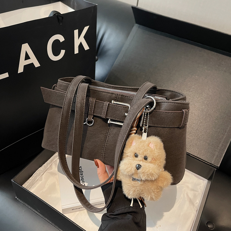 PU tote torba, horizontalni kvadratni oblik, poliester podstava, zaključavanje, unutarnji džepovi za telefon, identifikacijsku karticu i kameru