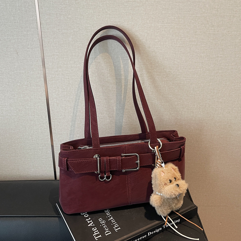 PU tote torba, horizontalni kvadratni oblik, poliester podstava, zaključavanje, unutarnji džepovi za telefon, identifikacijsku karticu i kameru