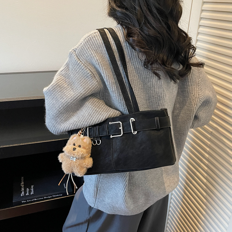 PU tote torba, horizontalni kvadratni oblik, poliester podstava, zaključavanje, unutarnji džepovi za telefon, identifikacijsku karticu i kameru