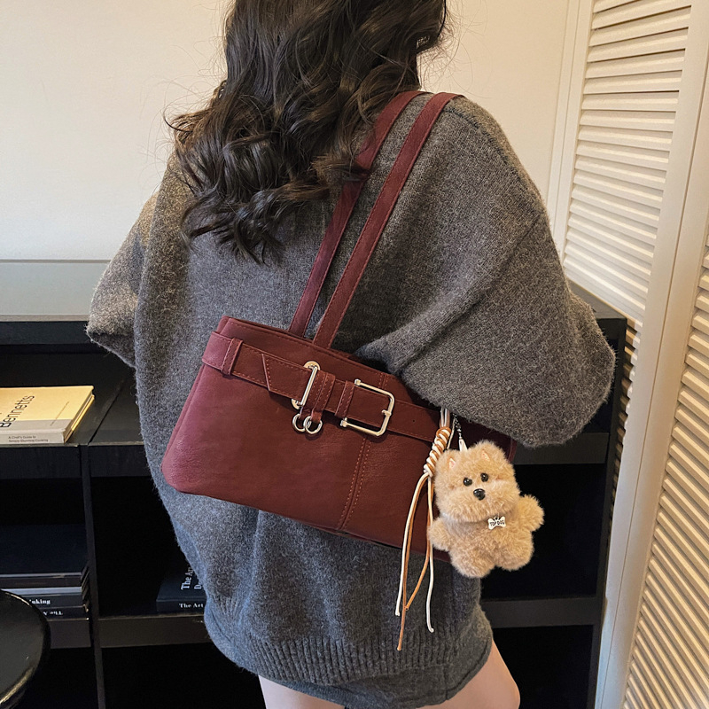 PU tote torba, horizontalni kvadratni oblik, poliester podstava, zaključavanje, unutarnji džepovi za telefon, identifikacijsku karticu i kameru