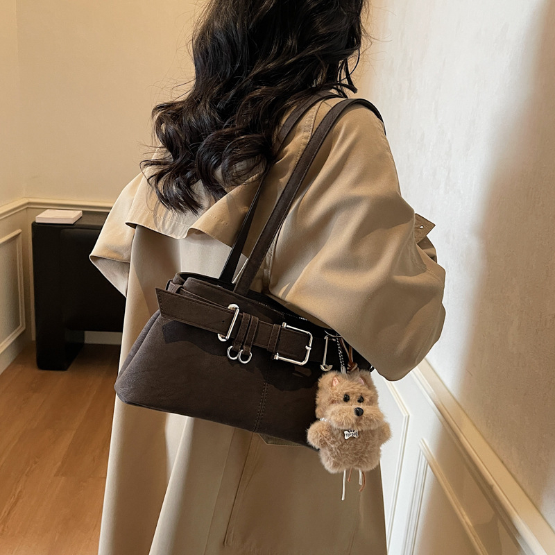 PU tote torba, horizontalni kvadratni oblik, poliester podstava, zaključavanje, unutarnji džepovi za telefon, identifikacijsku karticu i kameru