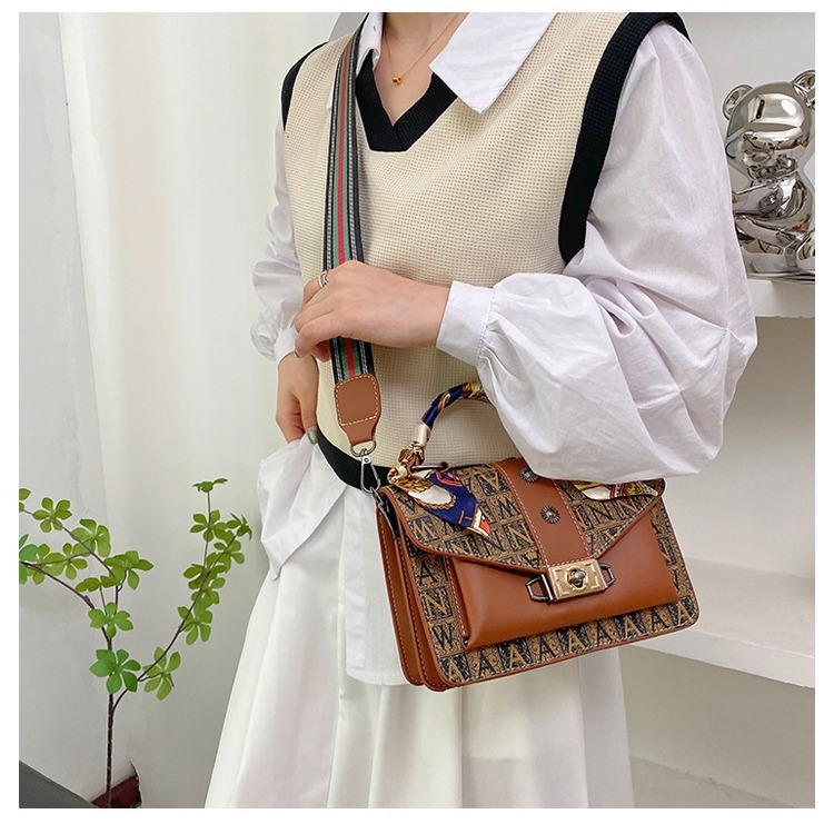 Ženska PU crossbody torba, horizontalni kvadratni oblik, zatvaranje s poklopcem, unutarnja džep za telefon, jedna naramenica