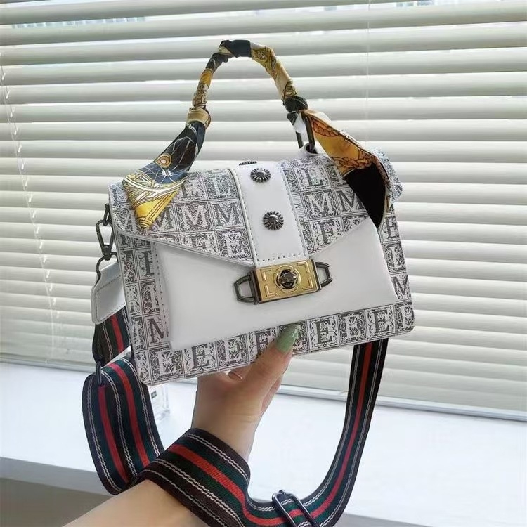 Ženska PU crossbody torba, horizontalni kvadratni oblik, zatvaranje s poklopcem, unutarnja džep za telefon, jedna naramenica