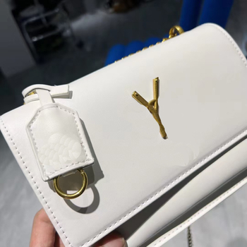 Crossbody torba u urbanom minimalističkom stilu, PU denim materijal, horizontalni kvadratni oblik, zatvarač, laminirana unutarnja zip džepa, jedna naramenica, svakodnevna upotreba, proljeće 2024