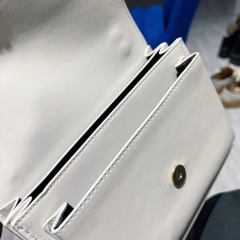 Crossbody torba u urbanom minimalističkom stilu, PU denim materijal, horizontalni kvadratni oblik, zatvarač, laminirana unutarnja zip džepa, jedna naramenica, svakodnevna upotreba, proljeće 2024