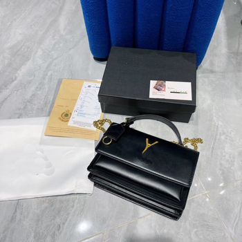 Crossbody torba u urbanom minimalističkom stilu, PU denim materijal, horizontalni kvadratni oblik, zatvarač, laminirana unutarnja zip džepa, jedna naramenica, svakodnevna upotreba, proljeće 2024