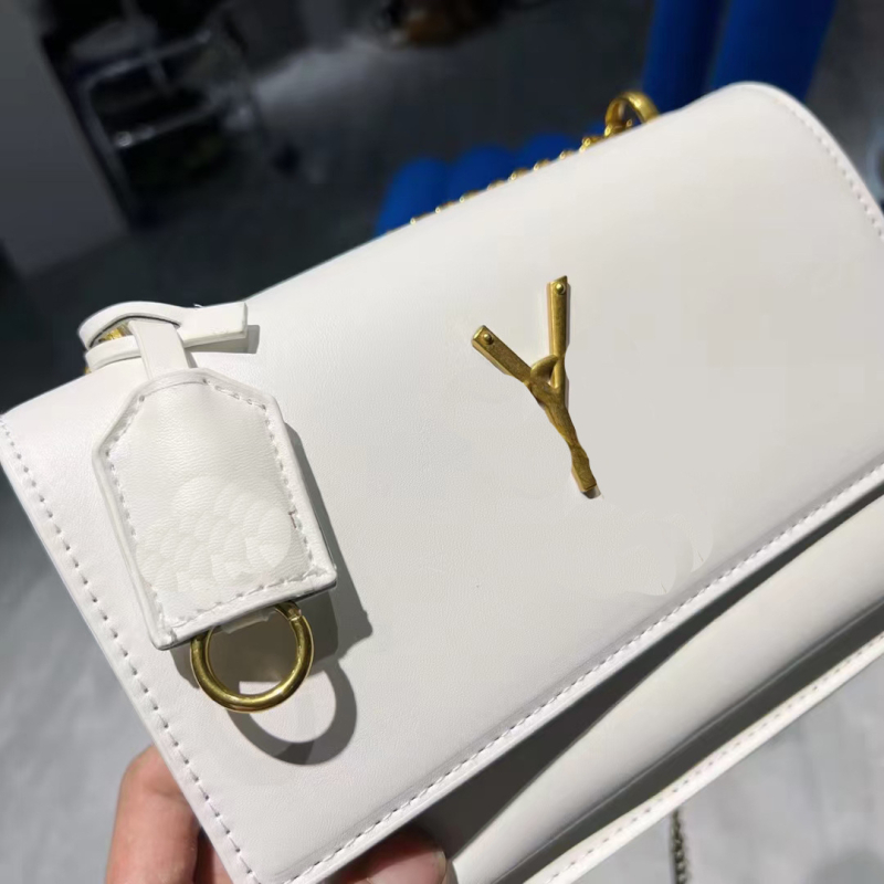 Crossbody torba u urbanom minimalističkom stilu, PU denim materijal, horizontalni kvadratni oblik, zatvarač, laminirana unutarnja zip džepa, jedna naramenica, svakodnevna upotreba, proljeće 2024
