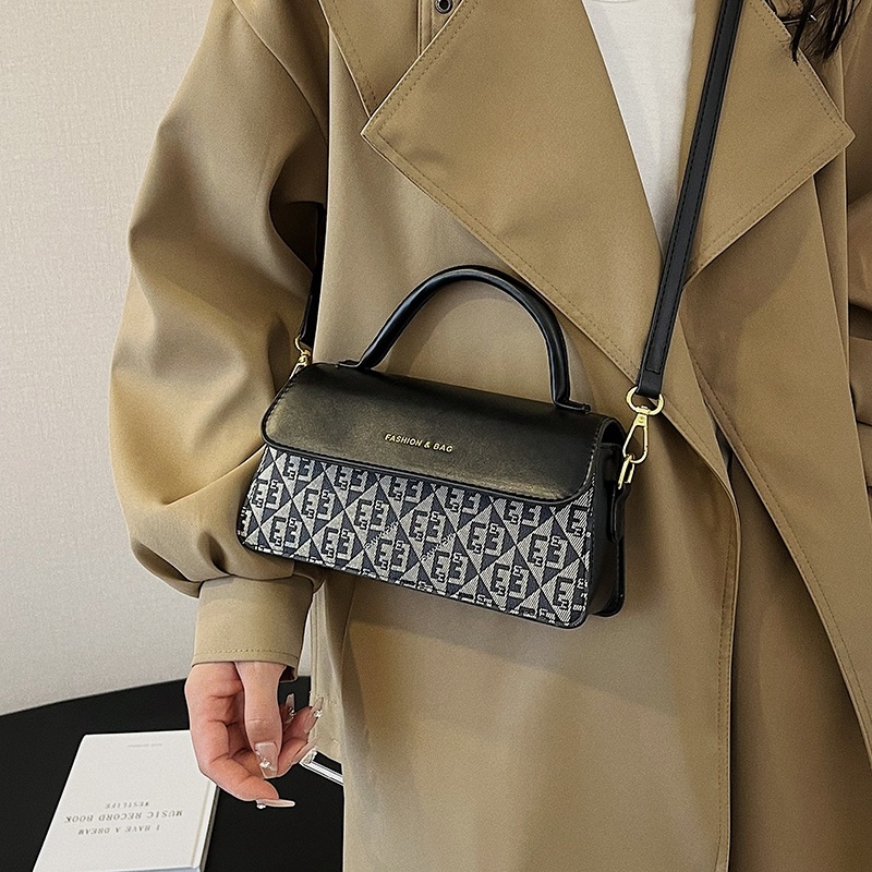 Korejskog stila modna mala kvadratna torbica od PU, vodoravnog kvadratnog oblika, zatvaranje preklopom, podstava od sintetičke kože