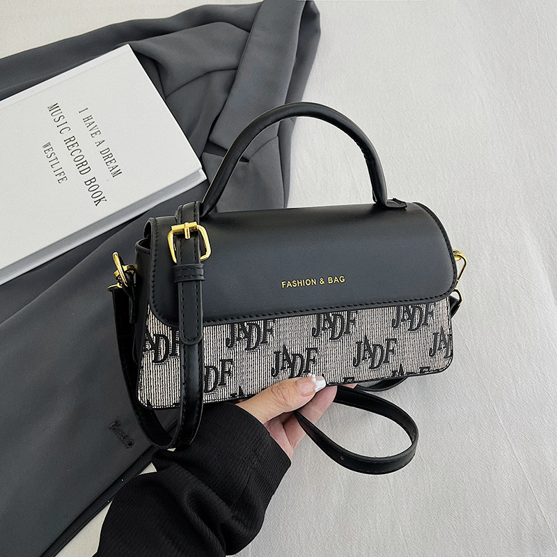 Korejskog stila modna mala kvadratna torbica od PU, vodoravnog kvadratnog oblika, zatvaranje preklopom, podstava od sintetičke kože