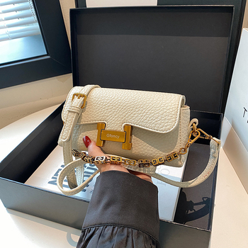 Crossbody torba od PU, horizontalni kvadratni oblik, zatvaranje preklopom, laminirani unutarnji džep sa zatvaračem, poliester podstava, proljeće 2025