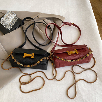 Crossbody torba od PU, horizontalni kvadratni oblik, zatvaranje preklopom, laminirani unutarnji džep sa zatvaračem, poliester podstava, proljeće 2025