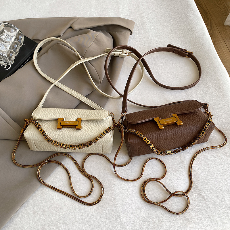 Crossbody torba od PU, horizontalni kvadratni oblik, zatvaranje preklopom, laminirani unutarnji džep sa zatvaračem, poliester podstava, proljeće 2025