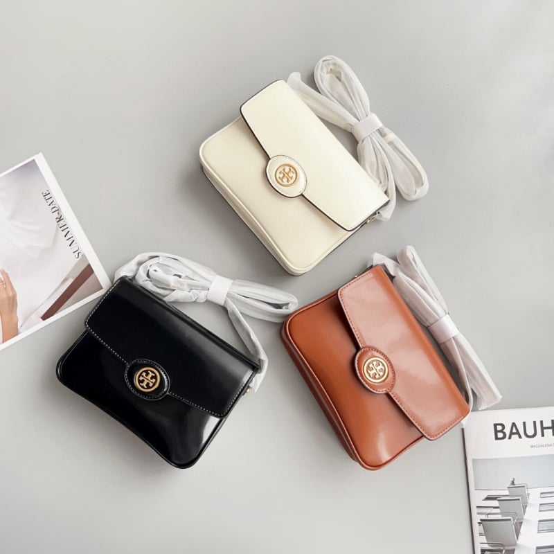 Ženska crossbody torbica od prave kože, horizontalno kvadratnog oblika, zatvaranje kapom, unutarnja džep za ID, s jednim remenom