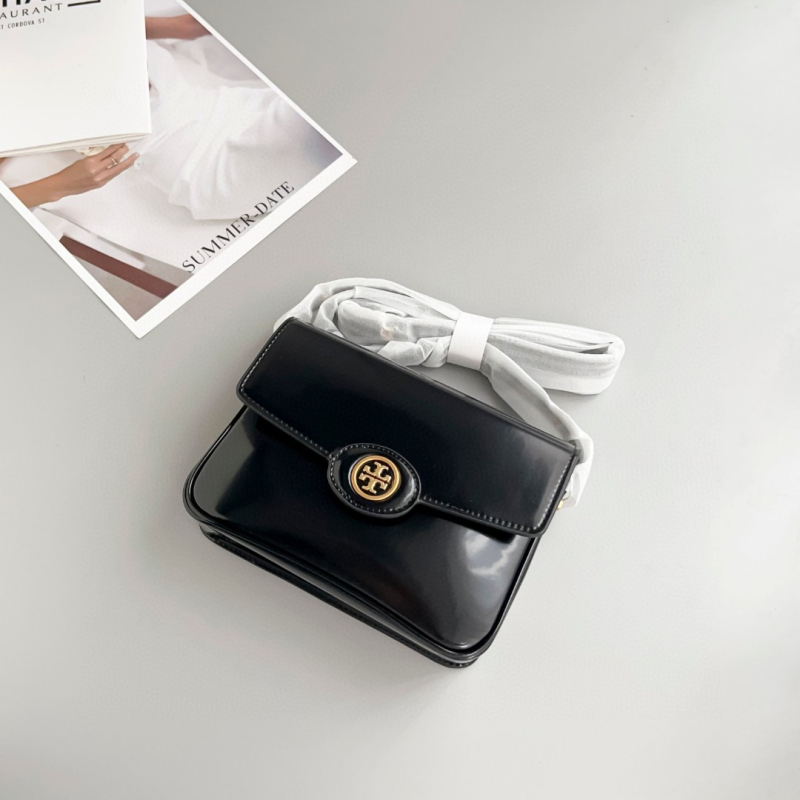 Ženska crossbody torbica od prave kože, horizontalno kvadratnog oblika, zatvaranje kapom, unutarnja džep za ID, s jednim remenom