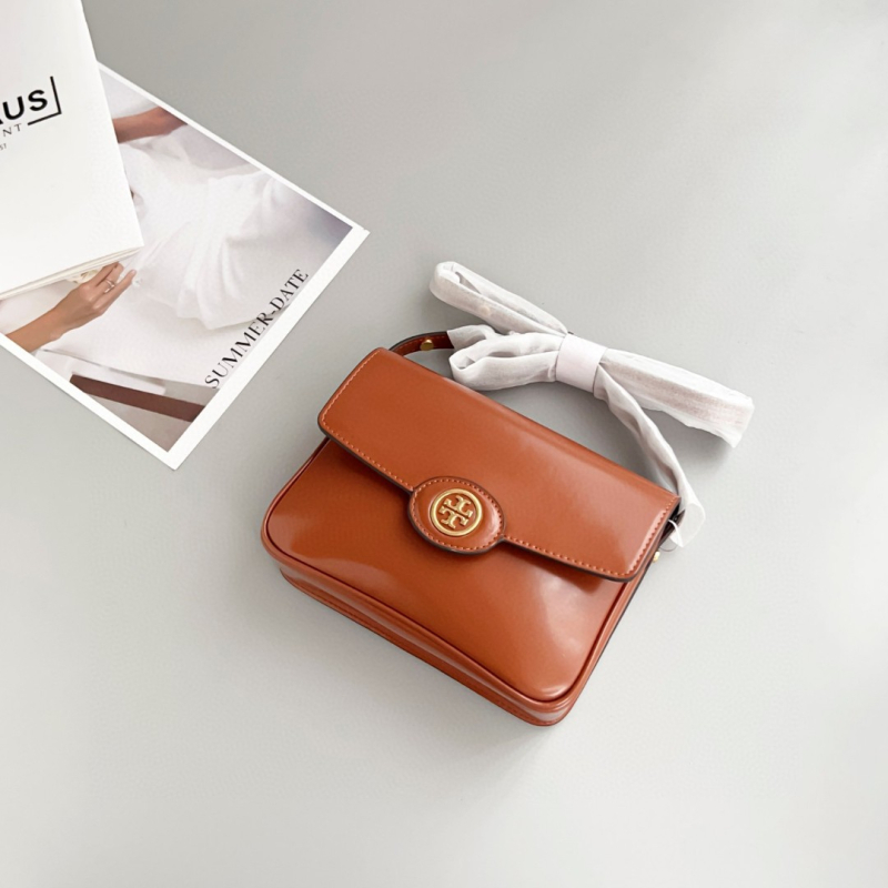 Ženska crossbody torbica od prave kože, horizontalno kvadratnog oblika, zatvaranje kapom, unutarnja džep za ID, s jednim remenom