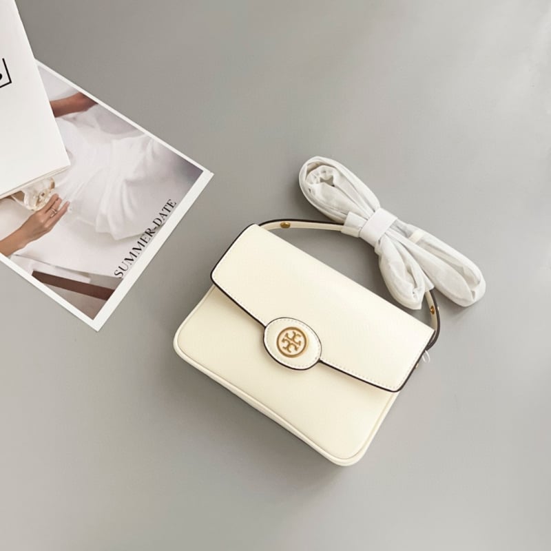 Ženska crossbody torbica od prave kože, horizontalno kvadratnog oblika, zatvaranje kapom, unutarnja džep za ID, s jednim remenom