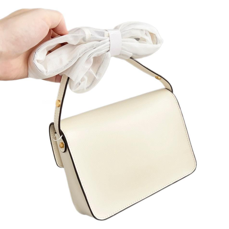 Ženska crossbody torbica od prave kože, horizontalno kvadratnog oblika, zatvaranje kapom, unutarnja džep za ID, s jednim remenom