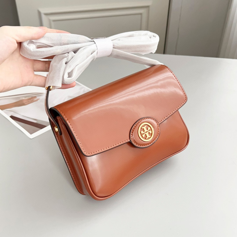 Ženska crossbody torbica od prave kože, horizontalno kvadratnog oblika, zatvaranje kapom, unutarnja džep za ID, s jednim remenom