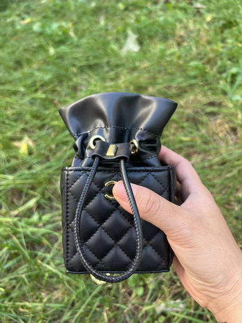 Crossbody torba s dijamantnim šavom i lancem, zatvaranje trakom, mikrovlakno, uspravni kvadratni oblik, podstava od najlona