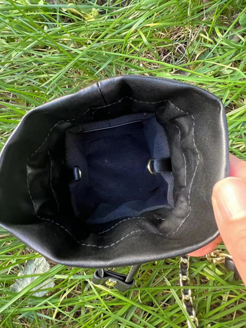 Crossbody torba s dijamantnim šavom i lancem, zatvaranje trakom, mikrovlakno, uspravni kvadratni oblik, podstava od najlona