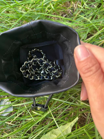 Crossbody torba s dijamantnim šavom i lancem, zatvaranje trakom, mikrovlakno, uspravni kvadratni oblik, podstava od najlona