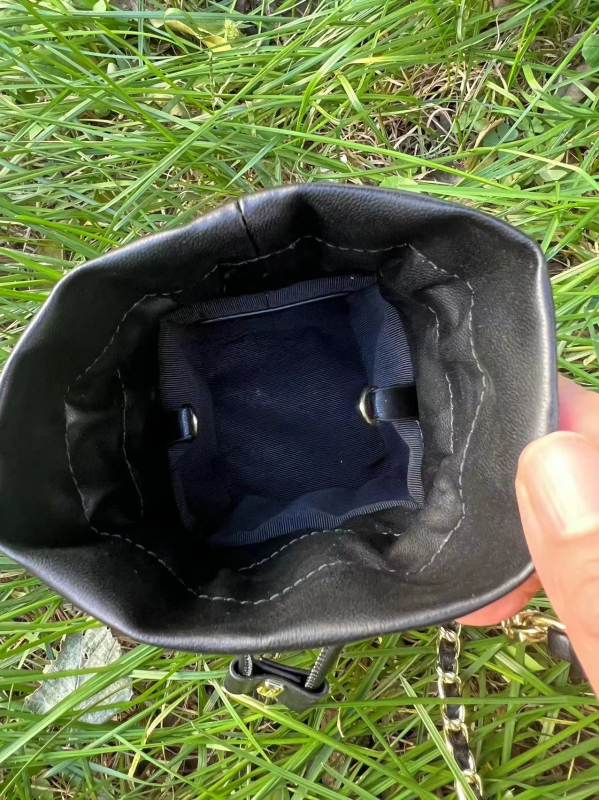 Crossbody torba s dijamantnim šavom i lancem, zatvaranje trakom, mikrovlakno, uspravni kvadratni oblik, podstava od najlona