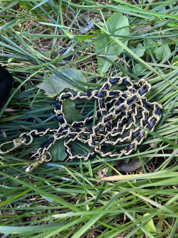 Crossbody torba s dijamantnim šavom i lancem, zatvaranje trakom, mikrovlakno, uspravni kvadratni oblik, podstava od najlona