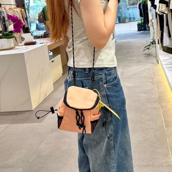 Torba za mobitel u street stilu, visokokvalitetna tkanina, vertikalni kvadratni oblik, zatvarač, unutarnja pretinica za mobitel