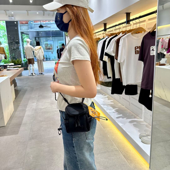 Torba za mobitel u street stilu, visokokvalitetna tkanina, vertikalni kvadratni oblik, zatvarač, unutarnja pretinica za mobitel