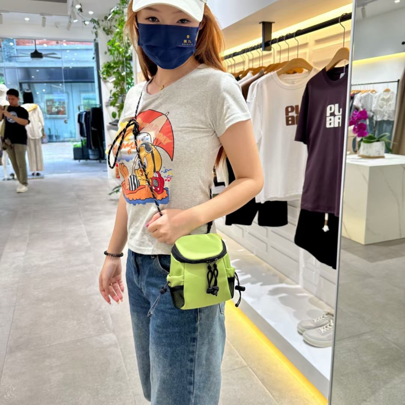 Torba za mobitel u street stilu, visokokvalitetna tkanina, vertikalni kvadratni oblik, zatvarač, unutarnja pretinica za mobitel