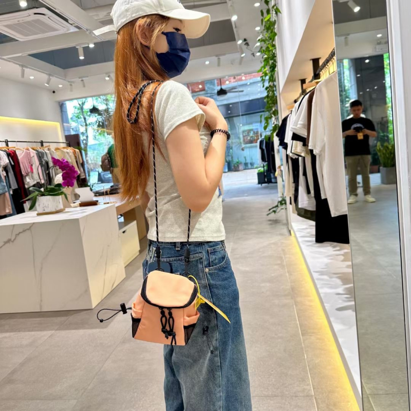 Torba za mobitel u street stilu, visokokvalitetna tkanina, vertikalni kvadratni oblik, zatvarač, unutarnja pretinica za mobitel