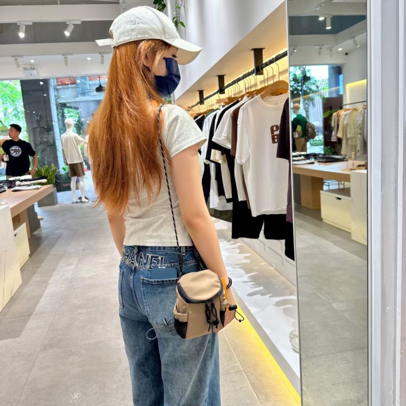 Torba za mobitel u street stilu, visokokvalitetna tkanina, vertikalni kvadratni oblik, zatvarač, unutarnja pretinica za mobitel