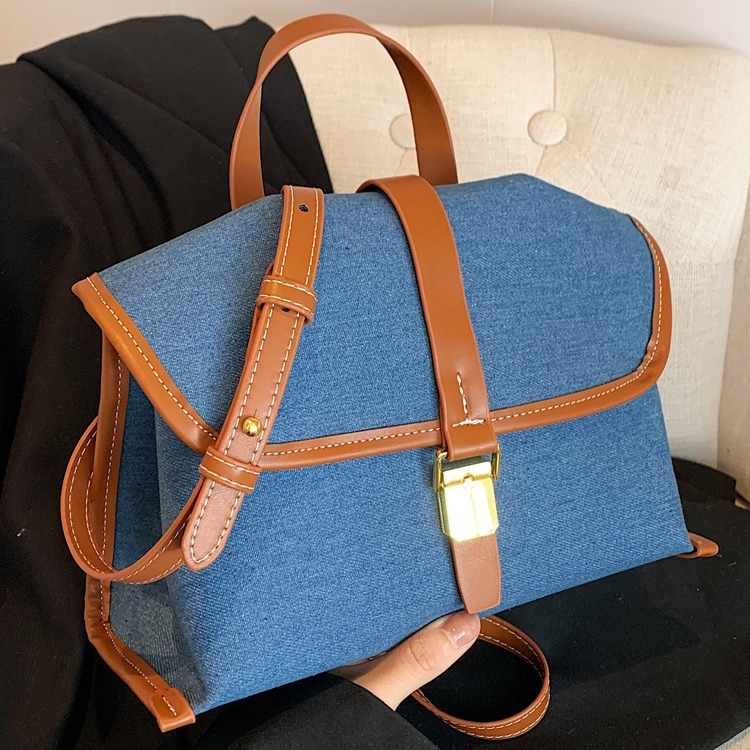 Ženska denim crossbody torba - horizontalnog kvadrata oblika, otvor s poklopcem, džep za mobitel
