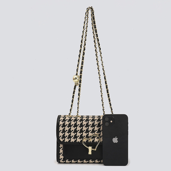 Torba od PU s uzorkom houndstooth, zatvaranje latch, horizontalni kvadratni oblik, podstava od umjetne kože, unutarnji džepovi, jedna remenica za rame