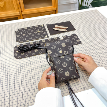 Ručna izrada PU torba, vertikalno kvadratnog oblika, otvaranje s poklopcem, unutarnji džep sa zatvaračem, PU podstava — urban stil jednostavnosti za svakodnevnu upotrebu