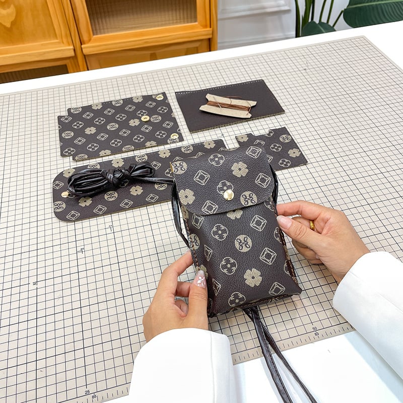 Ručna izrada PU torba, vertikalno kvadratnog oblika, otvaranje s poklopcem, unutarnji džep sa zatvaračem, PU podstava — urban stil jednostavnosti za svakodnevnu upotrebu